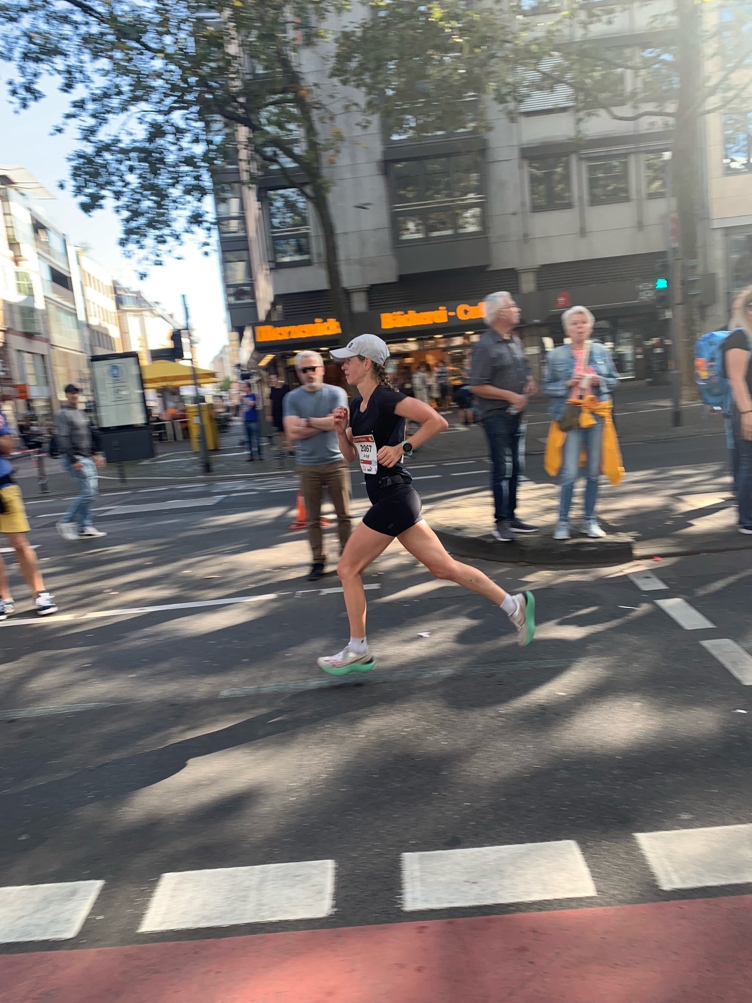        Platz 9 bei der Deutschen Marathon-Meisterschaft Anne König läuft Vereinsrekord und unterbietet auch den Männer-Rekord